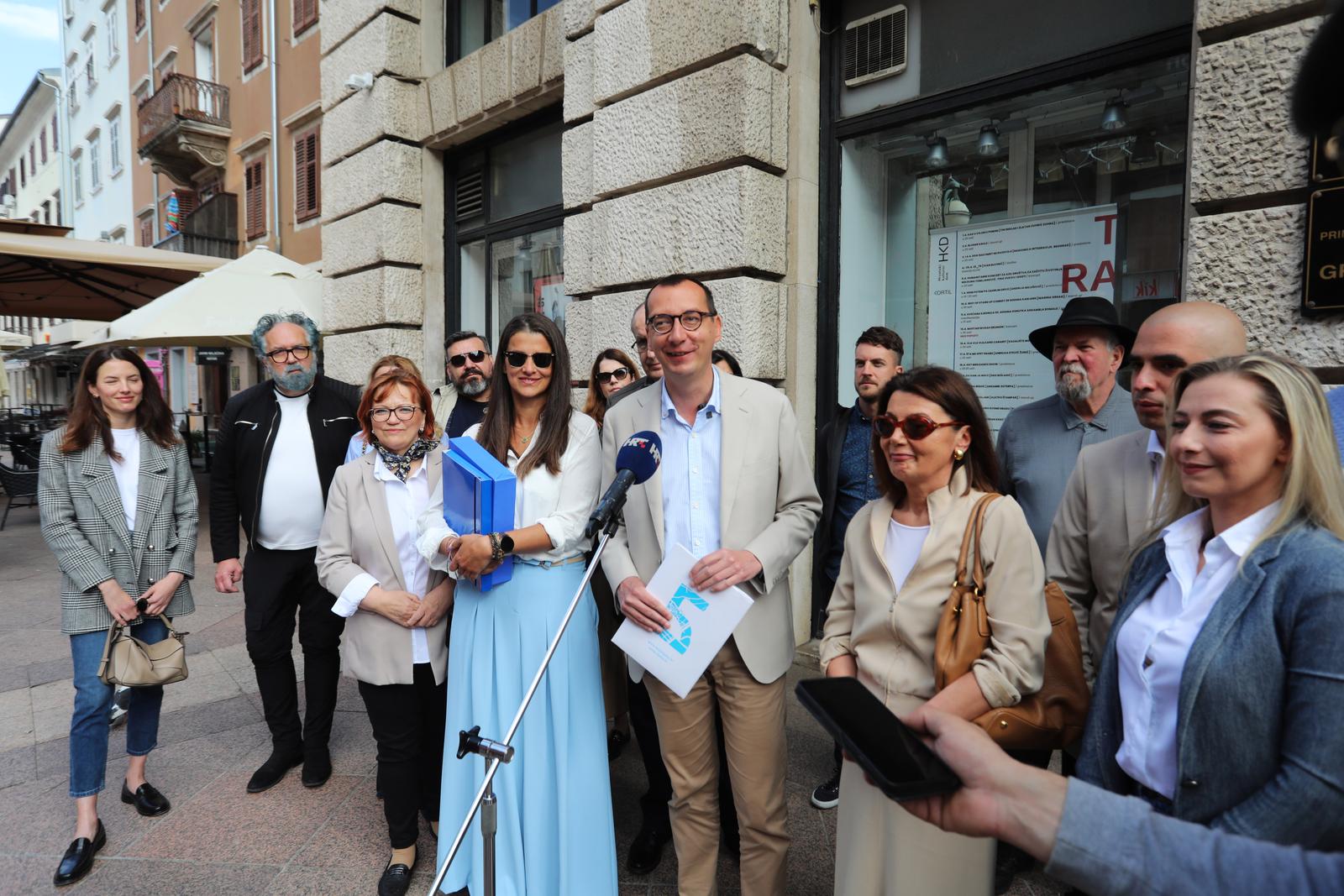 Rijeka: Marko Filipović predaje skupljene potpise za izbore