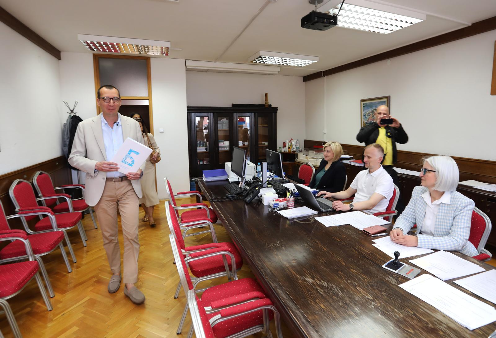 Rijeka: Marko Filipović predaje skupljene potpise za izbore