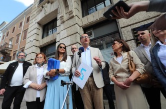 Rijeka: Marko Filipović predaje skupljene potpise za izbore