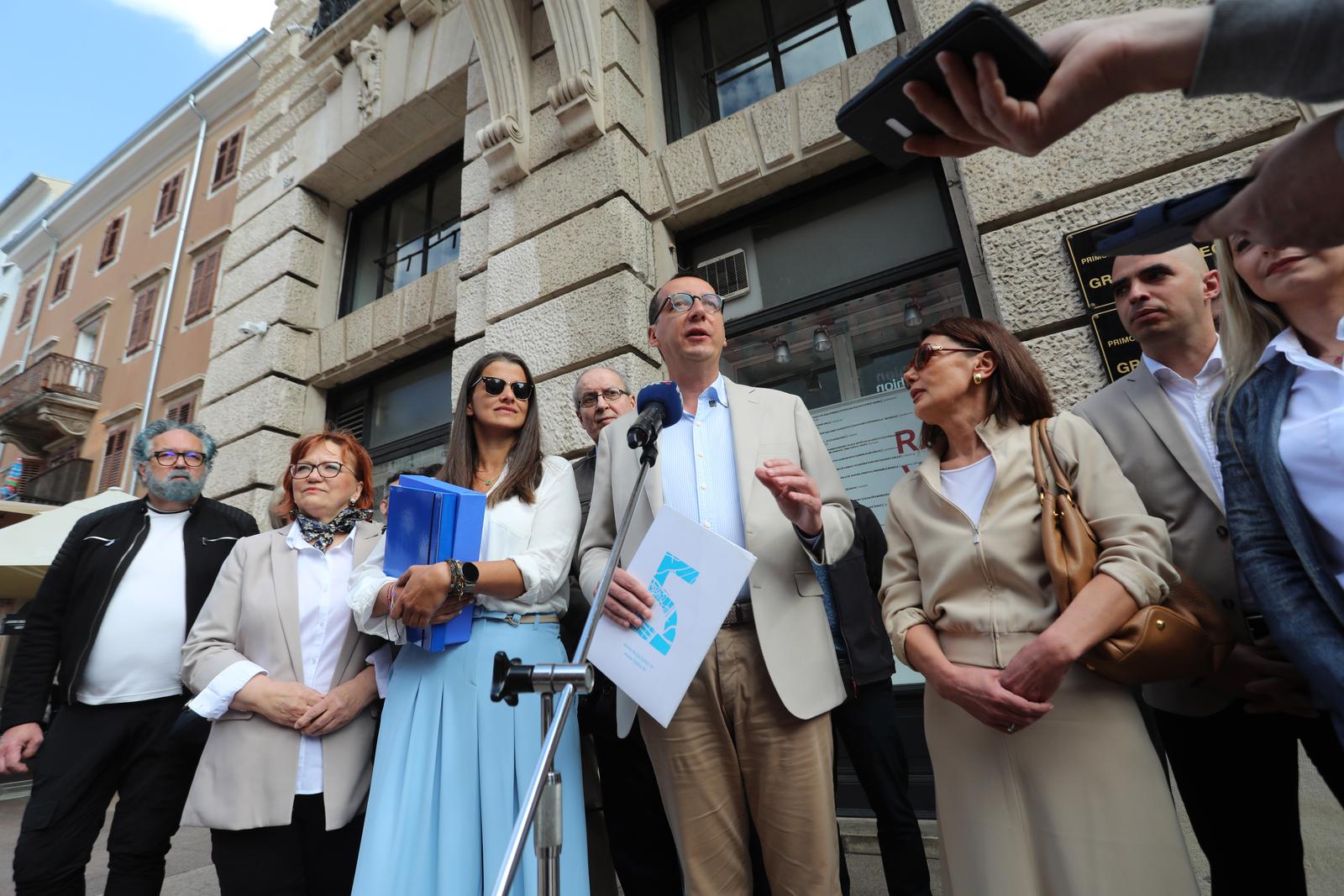 Rijeka: Marko Filipović predaje skupljene potpise za izbore