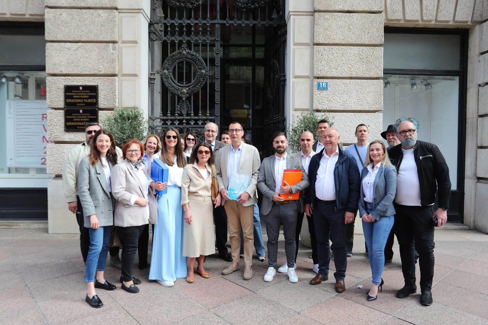 Rijeka: Marko Filipović predaje skupljene potpise za izbore