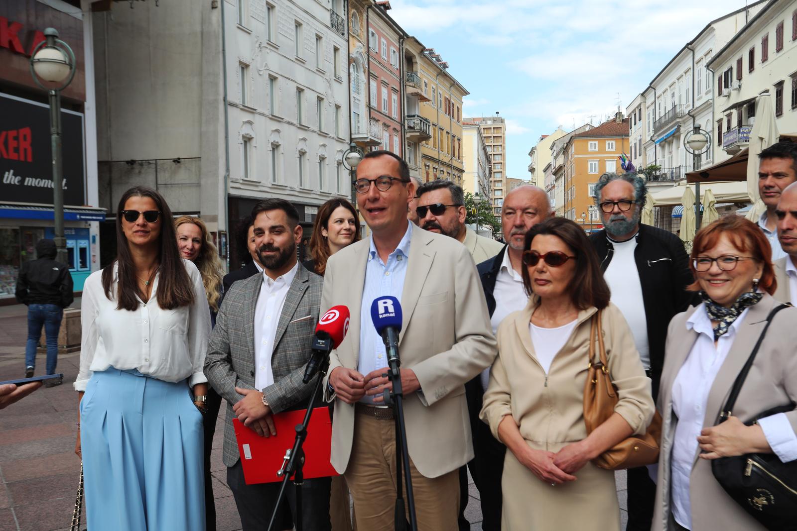 Rijeka: Marko Filipović predaje skupljene potpise za izbore