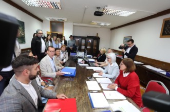 Rijeka: Marko Filipović predaje skupljene potpise za izbore