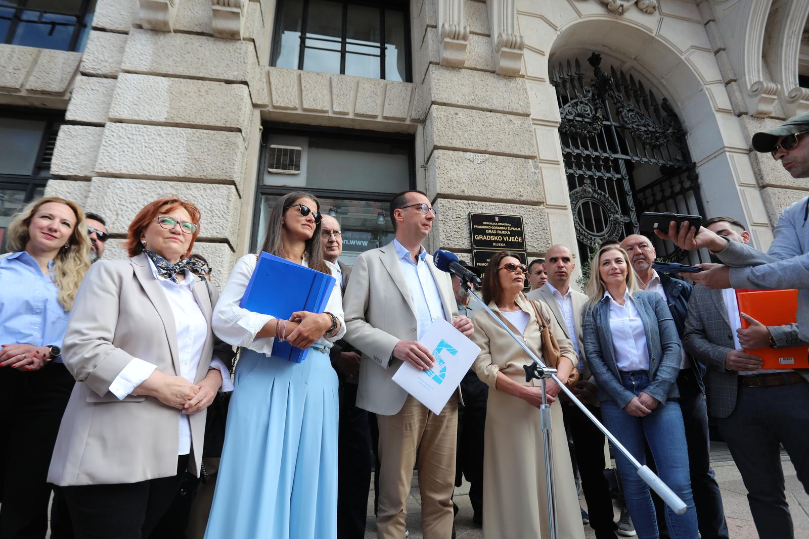 Rijeka: Marko Filipović predaje skupljene potpise za izbore