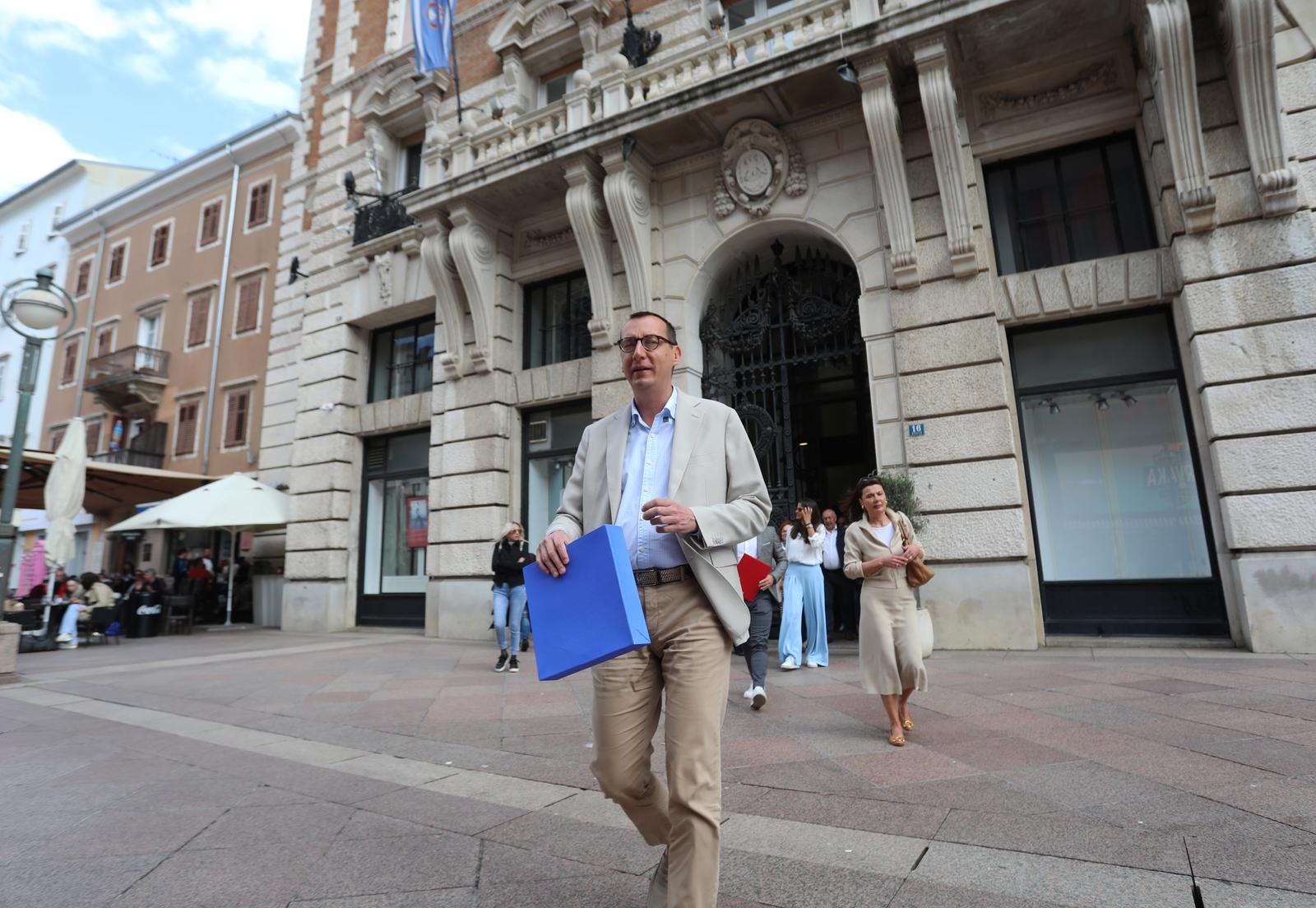 Rijeka: Marko Filipović predaje skupljene potpise za izbore