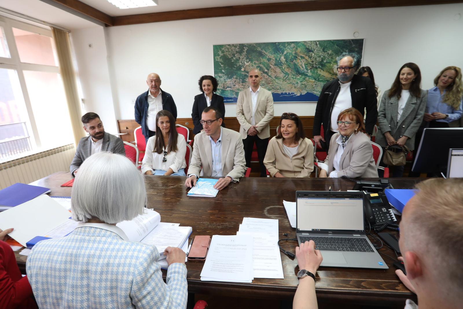 Rijeka: Marko Filipović predaje skupljene potpise za izbore