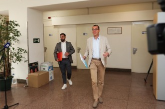 Rijeka: Marko Filipović predaje skupljene potpise za izbore