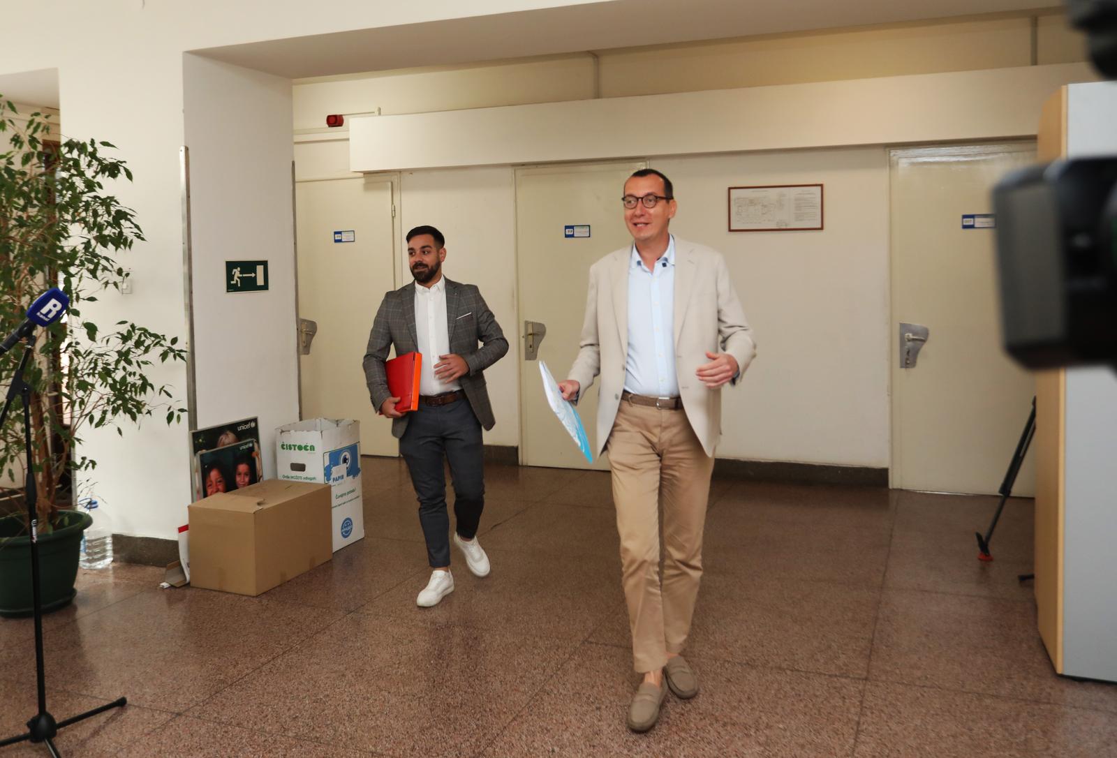 Rijeka: Marko Filipović predaje skupljene potpise za izbore