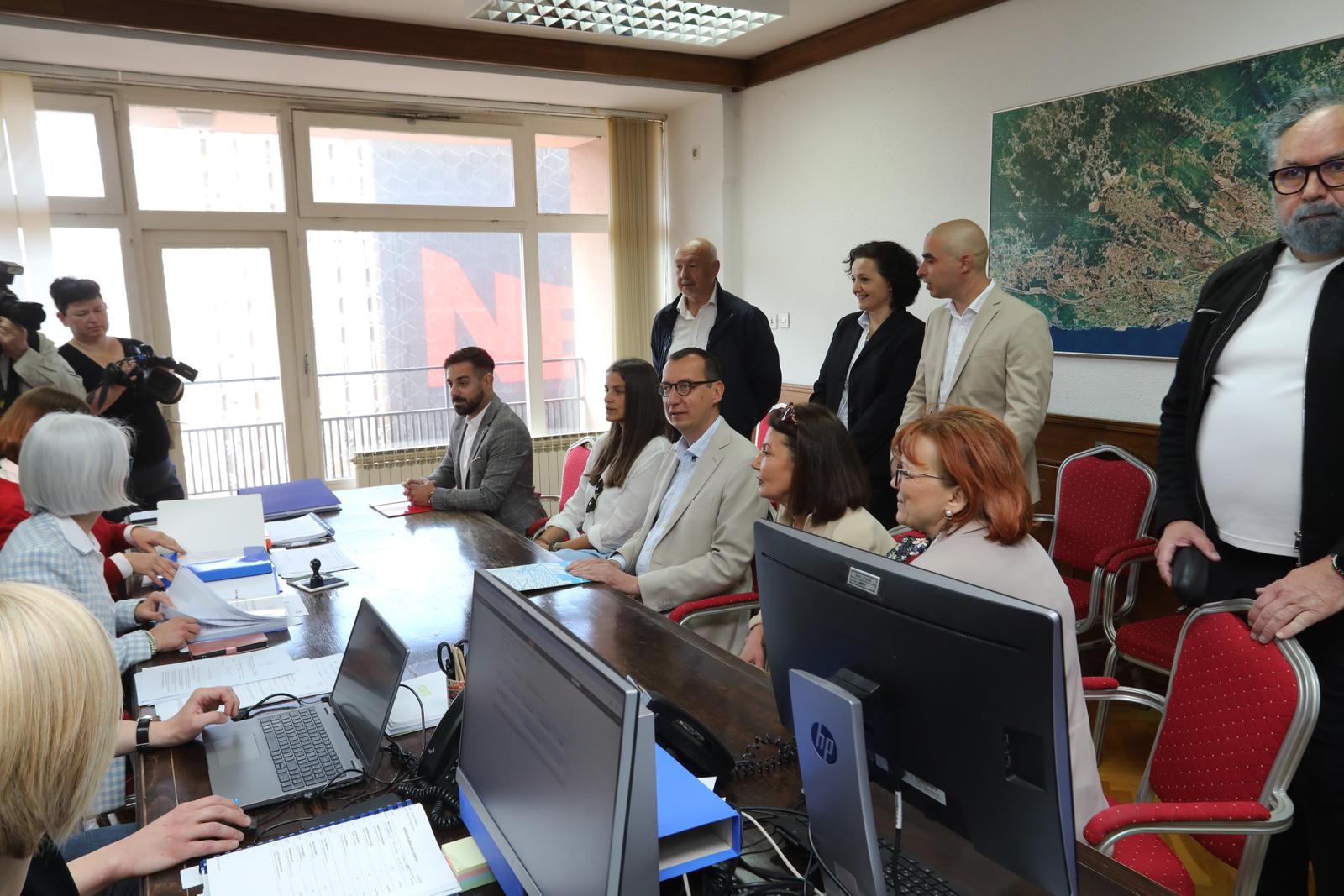 Rijeka: Marko Filipović predaje skupljene potpise za izbore