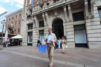 Rijeka: Marko Filipović predaje skupljene potpise za izbore