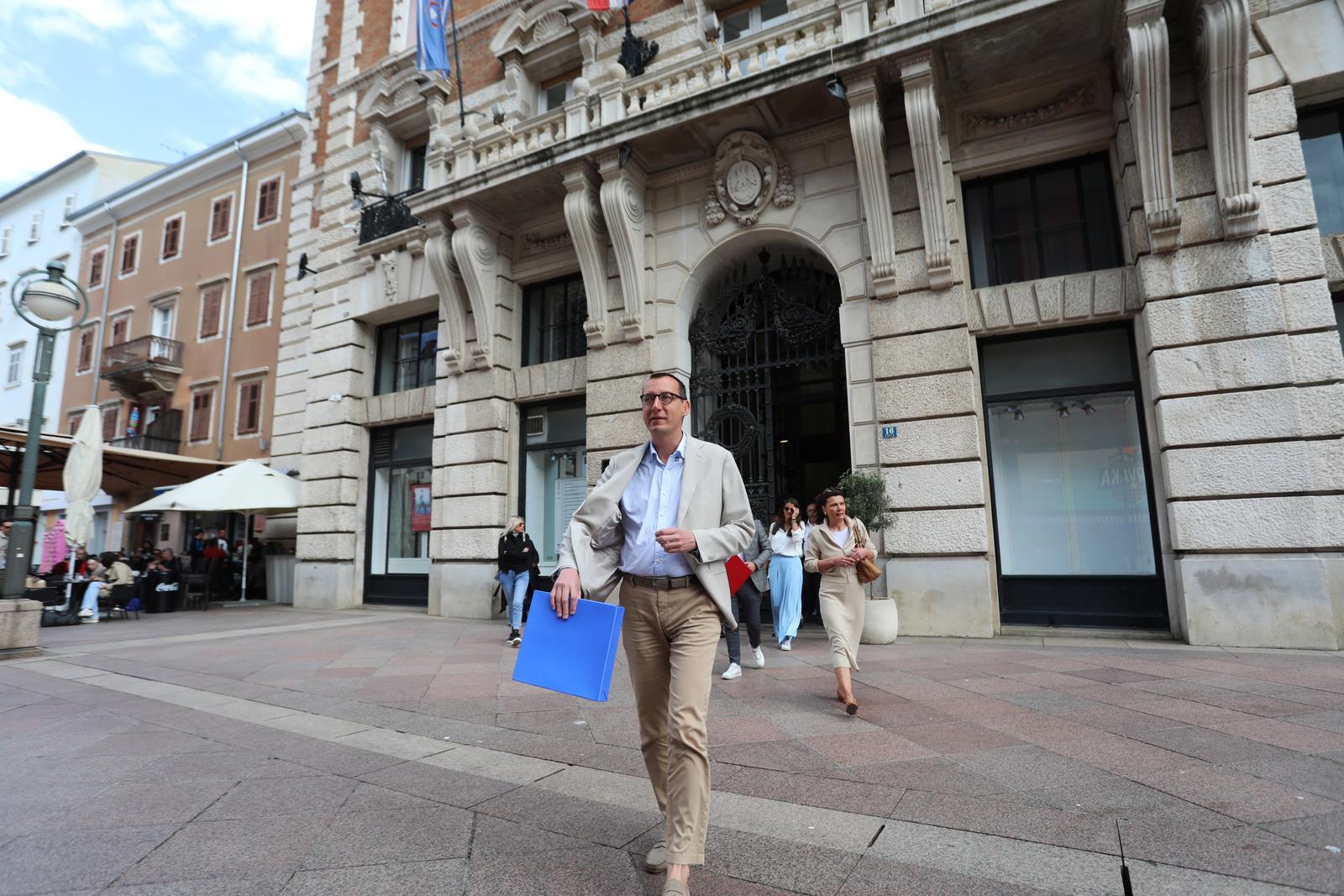 Rijeka: Marko Filipović predaje skupljene potpise za izbore