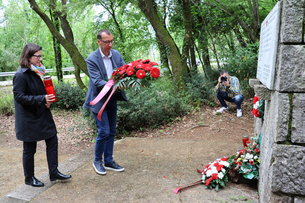 Polaganje-vijenaca-za-streljane-antifasistkinje-1