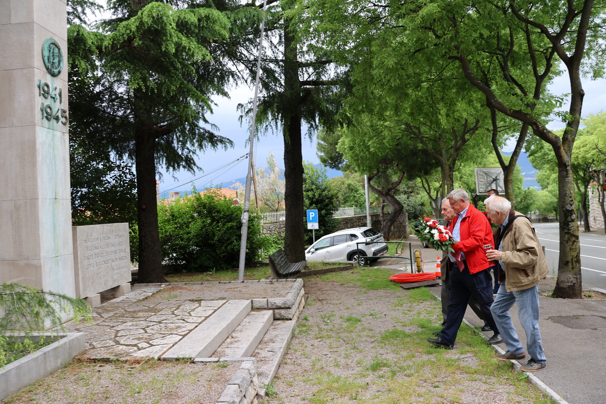 Polaganje-vijenaca-za-streljane-antifasistkinje-3
