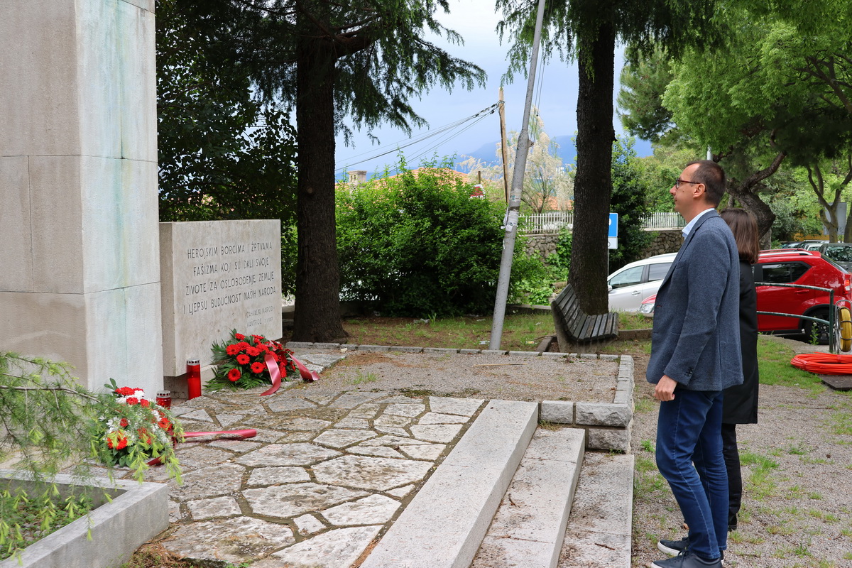 Polaganje-vijenaca-za-streljane-antifasistkinje-5