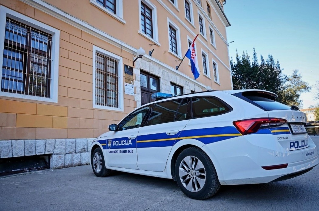 b6f6ba59-bb2c-45af-a92d-d711c208cc9a b6f6ba59-bb2c-45af-a92d-d711c208cc9a