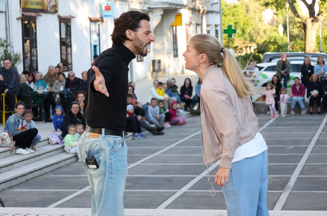 Deni Sanković i Ana Vilenica, odlomak predstave Nigdje, niotkuda Deni Sanković i Ana Vilenica, odlomak predstave Nigdje, niotkuda