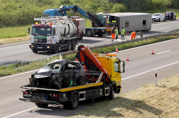 U sudaru autobusa i auta na A3 dvije osobe poginule, više ozlijeđenih