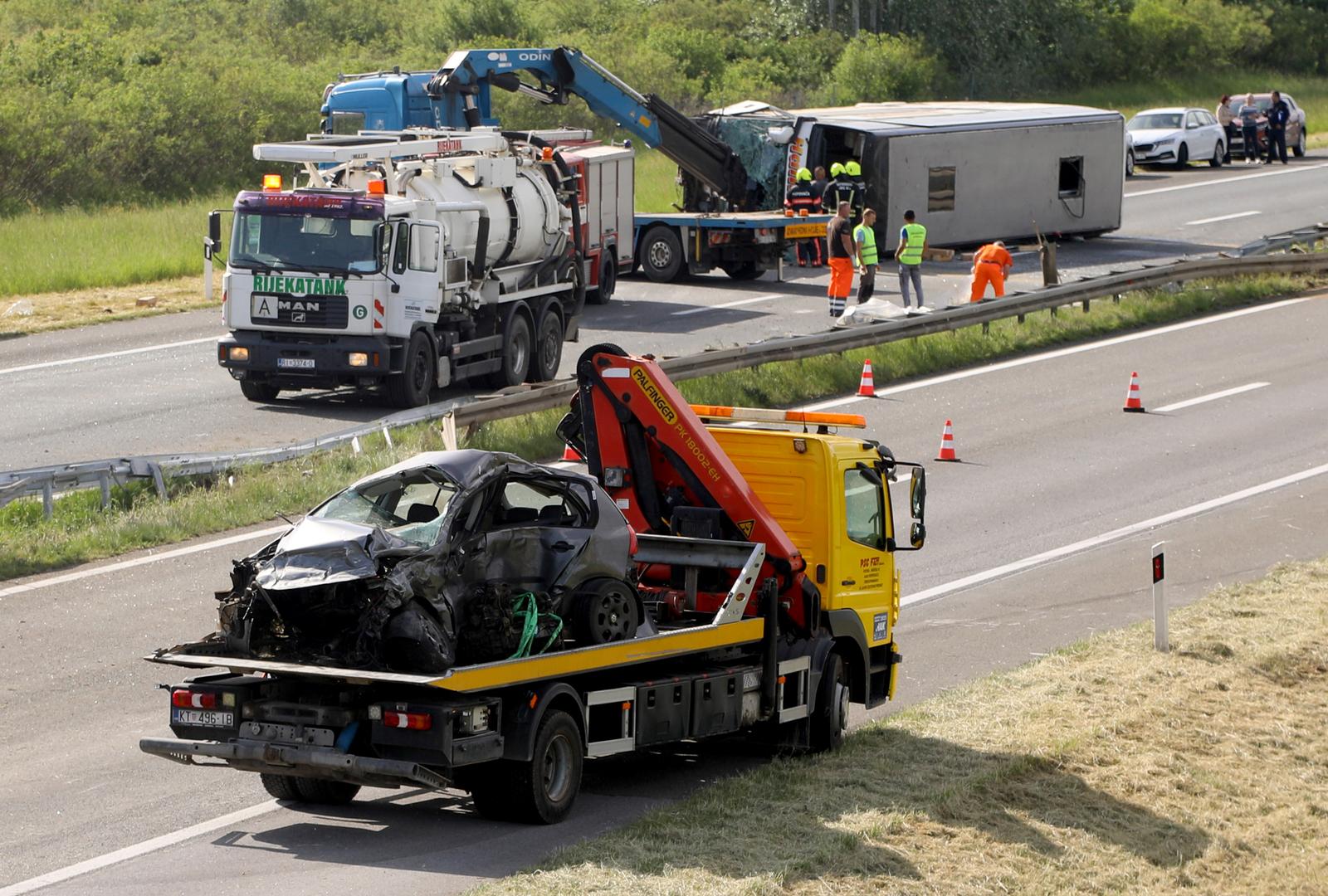 U sudaru autobusa i auta na A3 dvije osobe poginule, više ozlijeđenih U sudaru autobusa i auta na A3 dvije osobe poginule, više ozlijeđenih