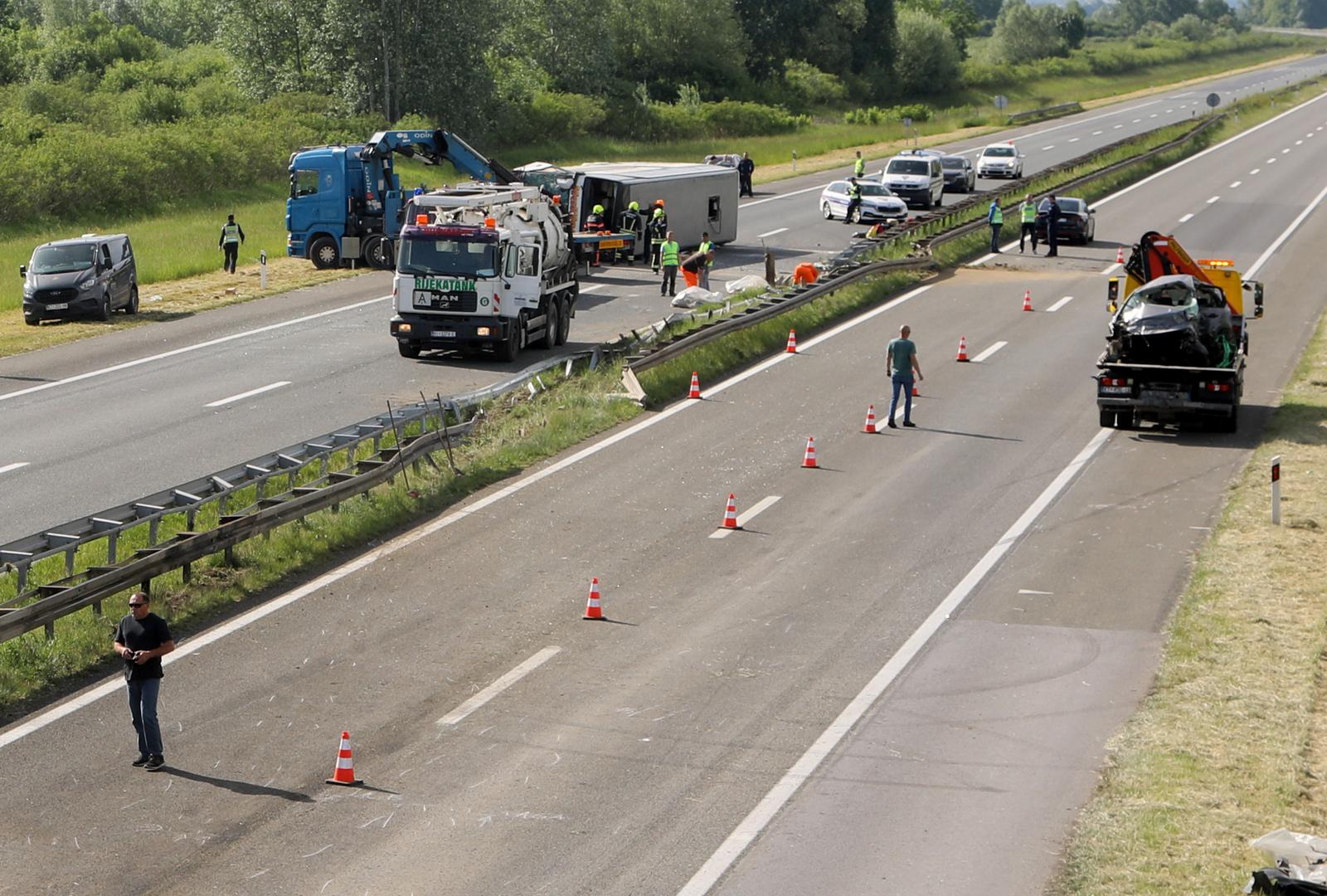 U sudaru autobusa i auta na A3 dvije osobe poginule, više ozlijeđenih U sudaru autobusa i auta na A3 dvije osobe poginule, više ozlijeđenih