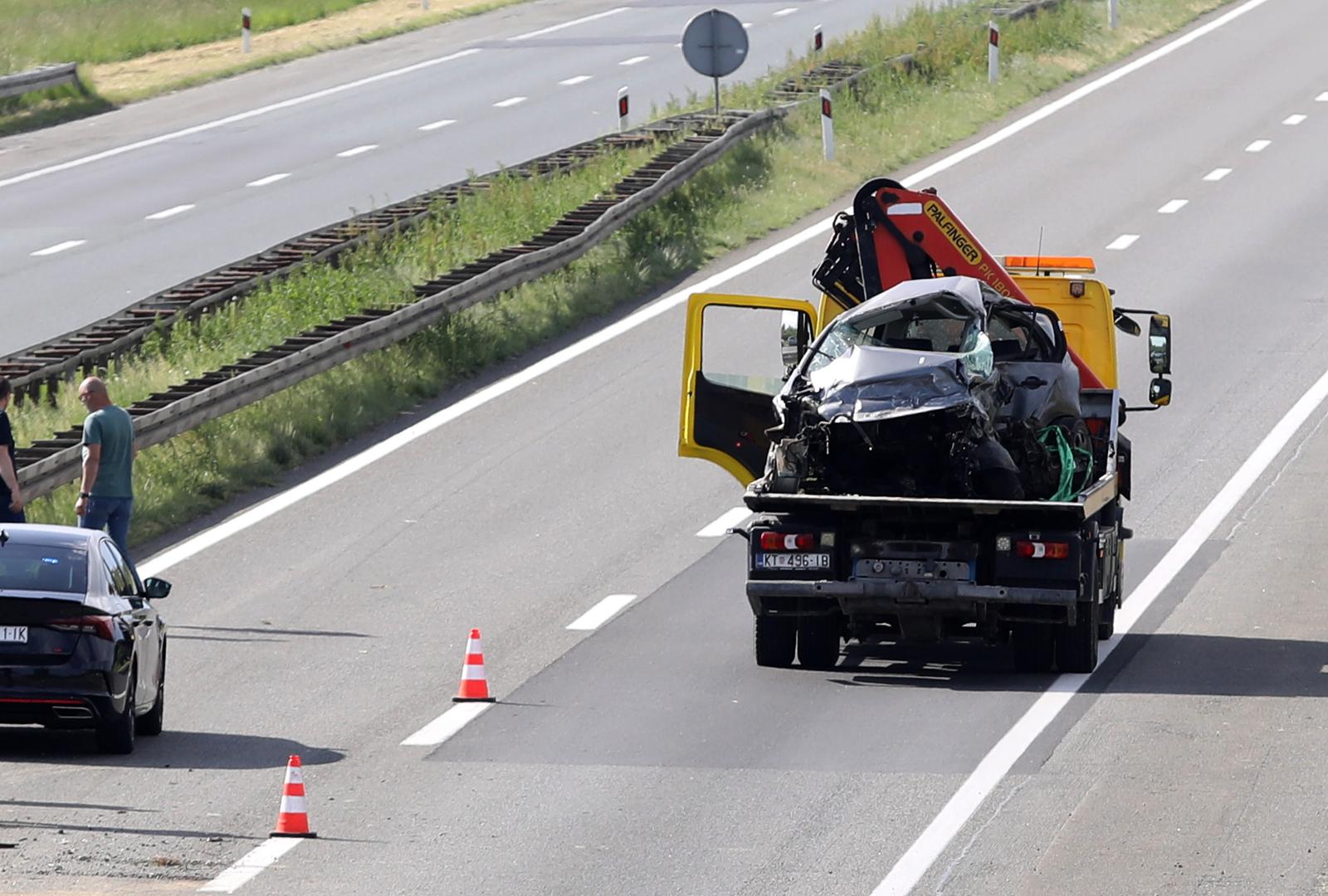 U sudaru autobusa i auta na A3 dvije osobe poginule, više ozlijeđenih U sudaru autobusa i auta na A3 dvije osobe poginule, više ozlijeđenih