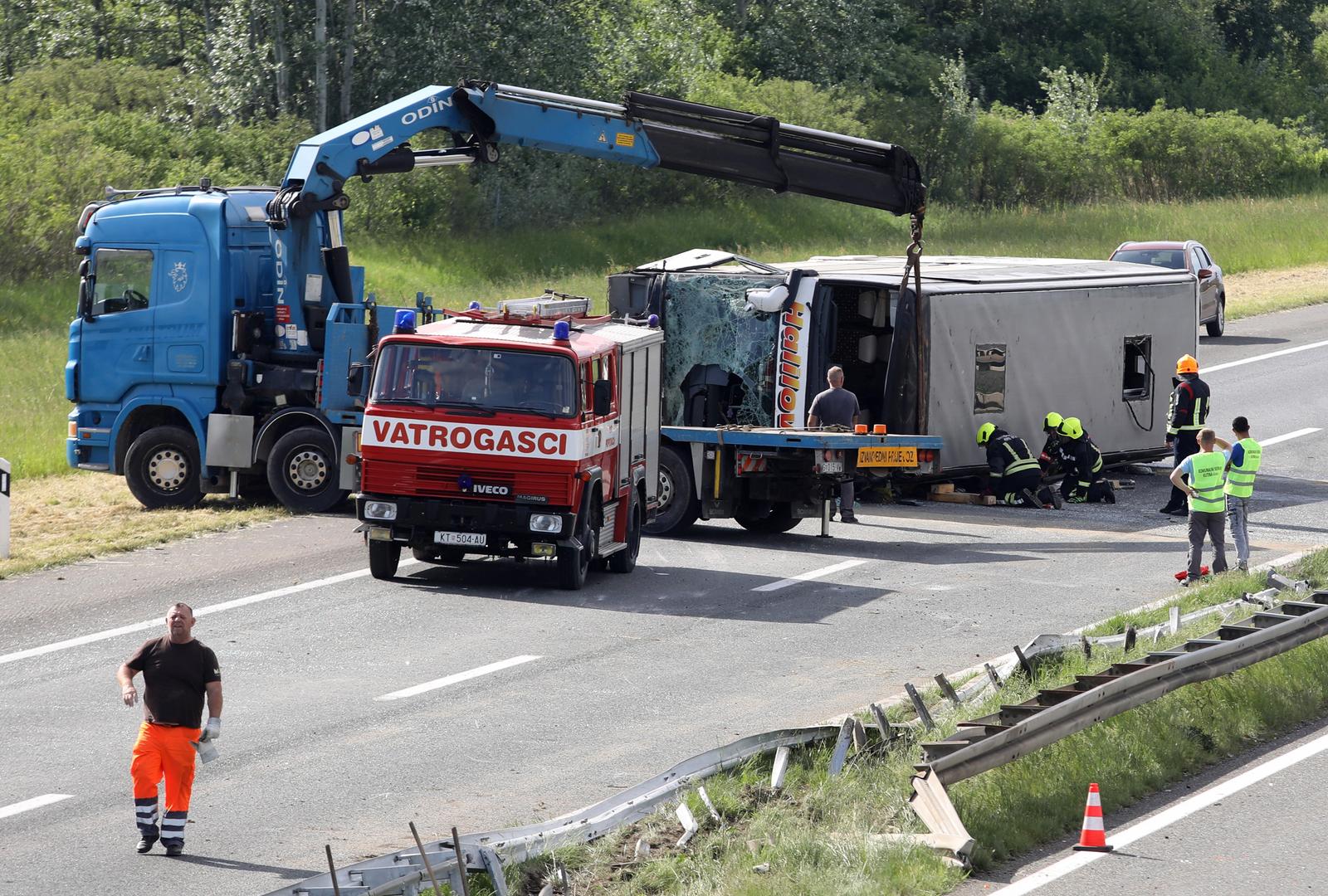U sudaru autobusa i auta na A3 dvije osobe poginule, više ozlijeđenih U sudaru autobusa i auta na A3 dvije osobe poginule, više ozlijeđenih