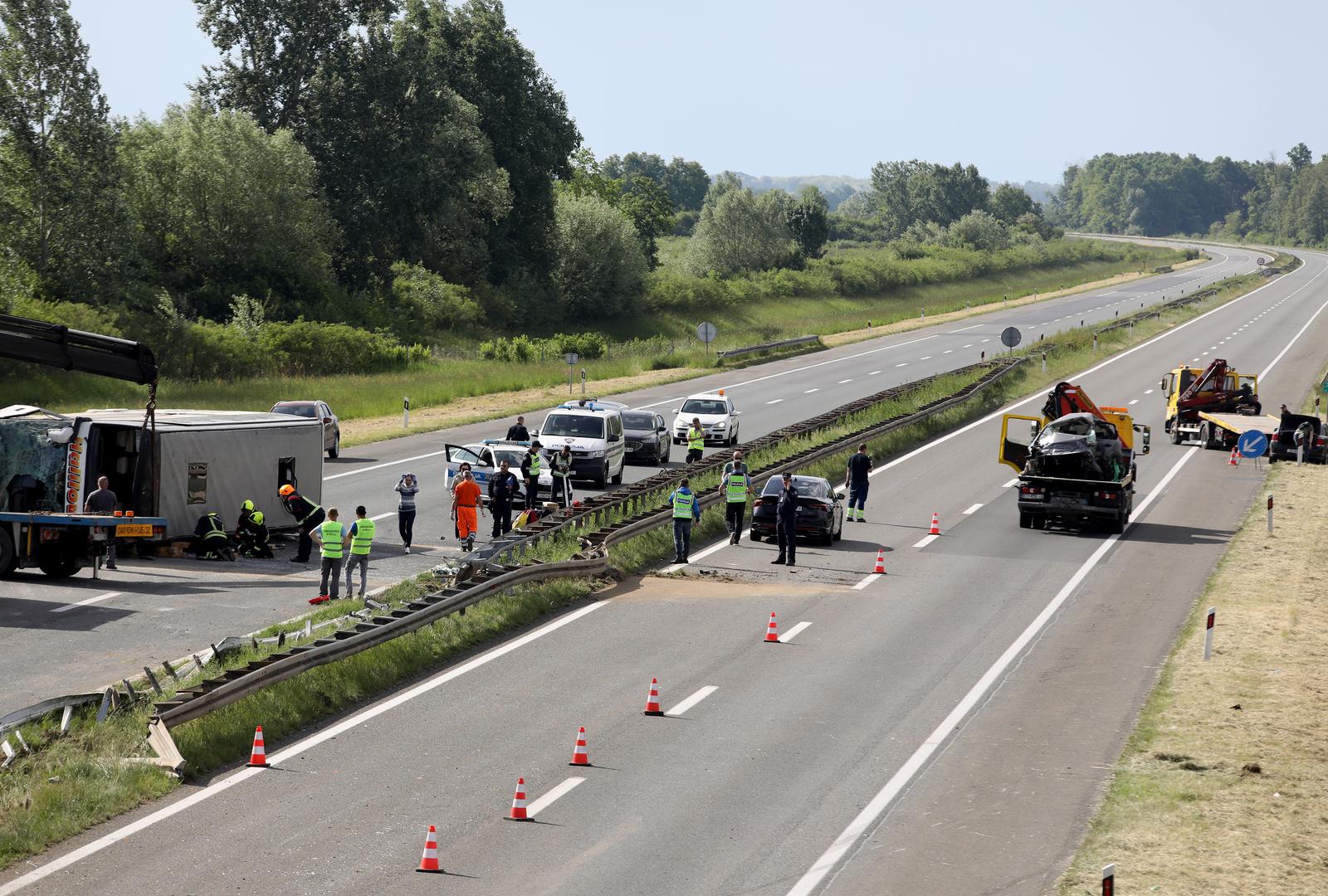 U sudaru autobusa i auta na A3 dvije osobe poginule, više ozlijeđenih U sudaru autobusa i auta na A3 dvije osobe poginule, više ozlijeđenih