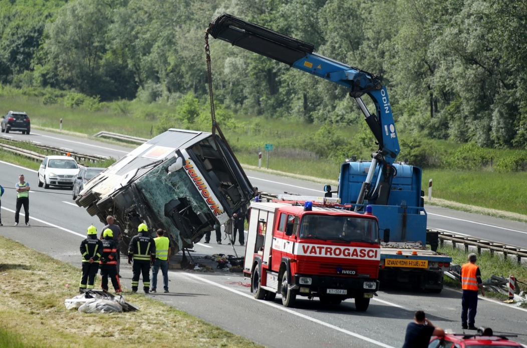 U sudaru autobusa i auta na A3 dvije osobe poginule, više ozlijeđenih U sudaru autobusa i auta na A3 dvije osobe poginule, više ozlijeđenih