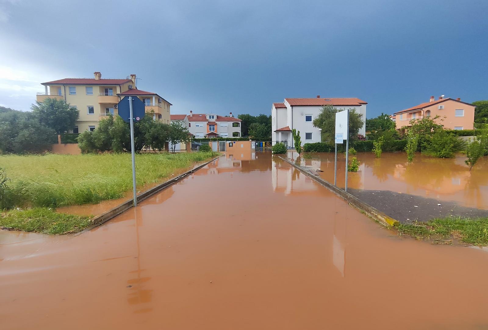 Poplavljeno područje Ližnjana nakon jakog nevremena Poplavljeno područje Ližnjana nakon jakog nevremena