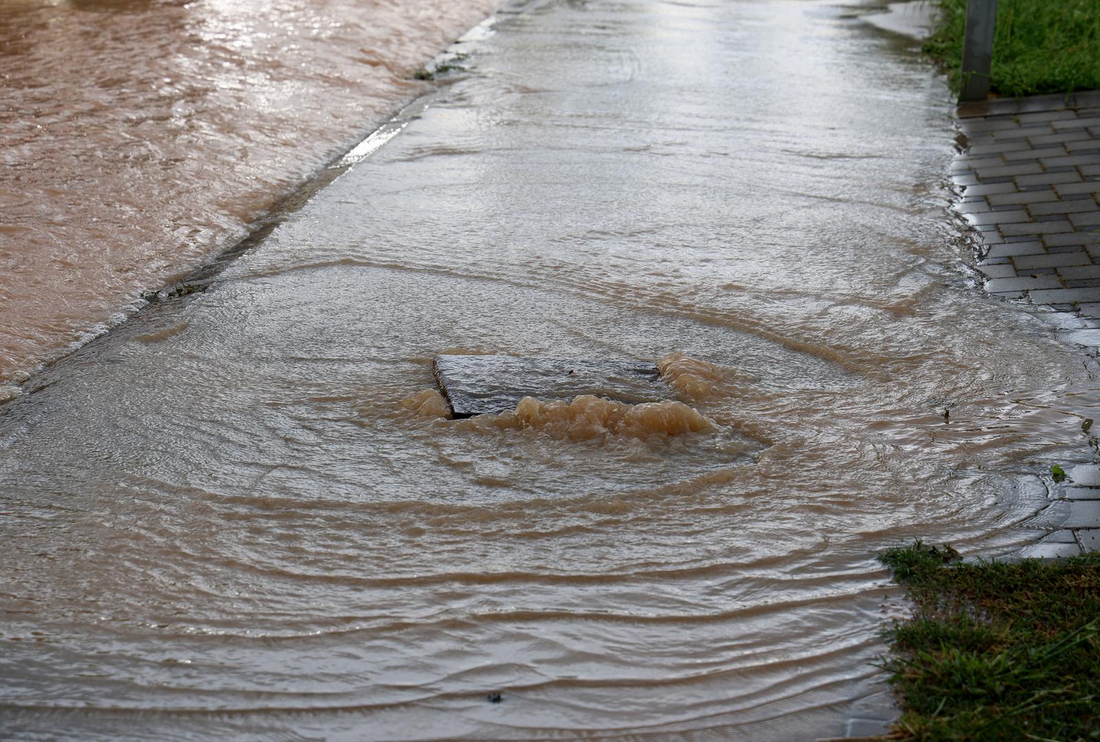 Potopljene ulice Medulina nakon jakog nevremena Potopljene ulice Medulina nakon jakog nevremena