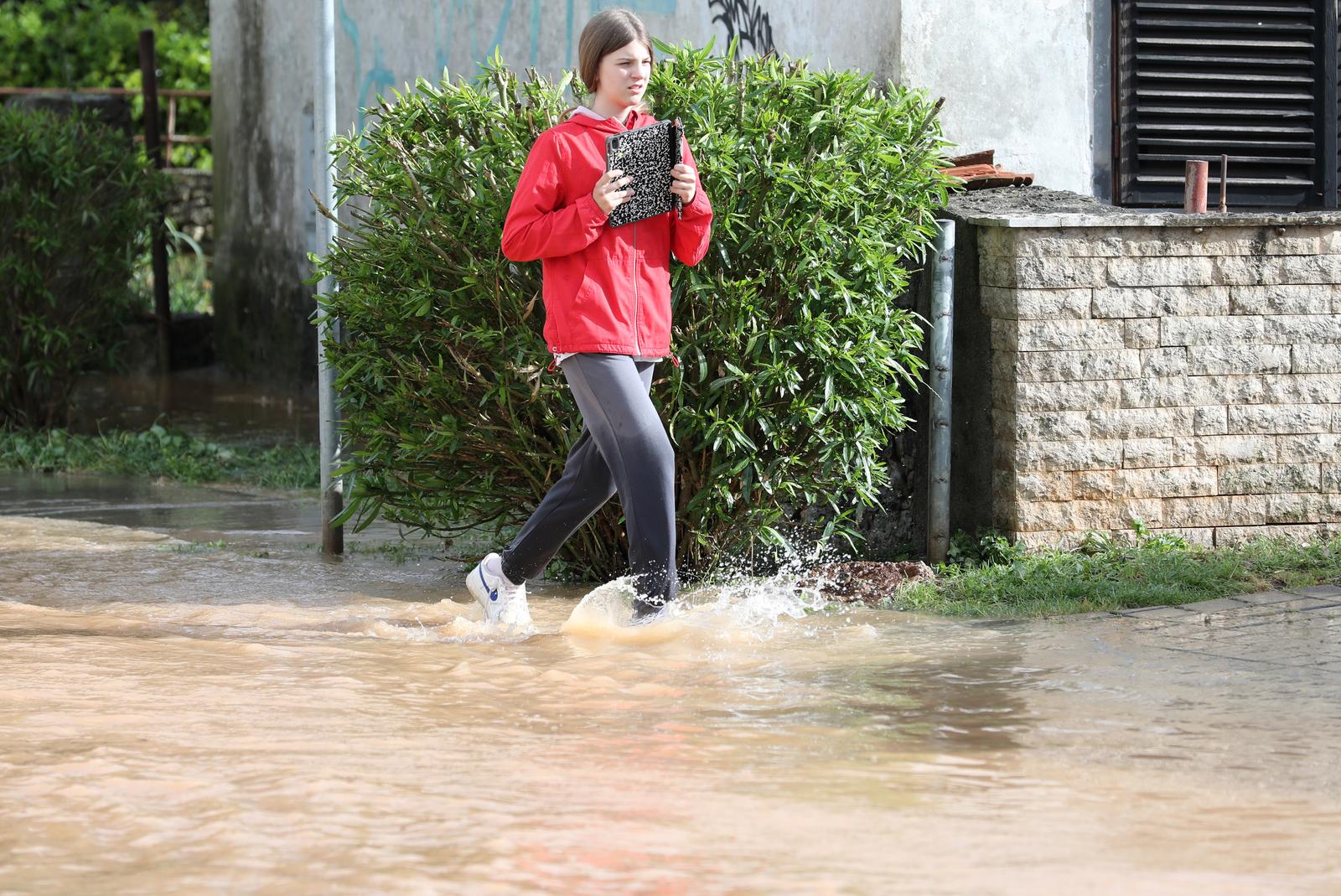 Potopljene ulice Medulina nakon jakog nevremena Potopljene ulice Medulina nakon jakog nevremena