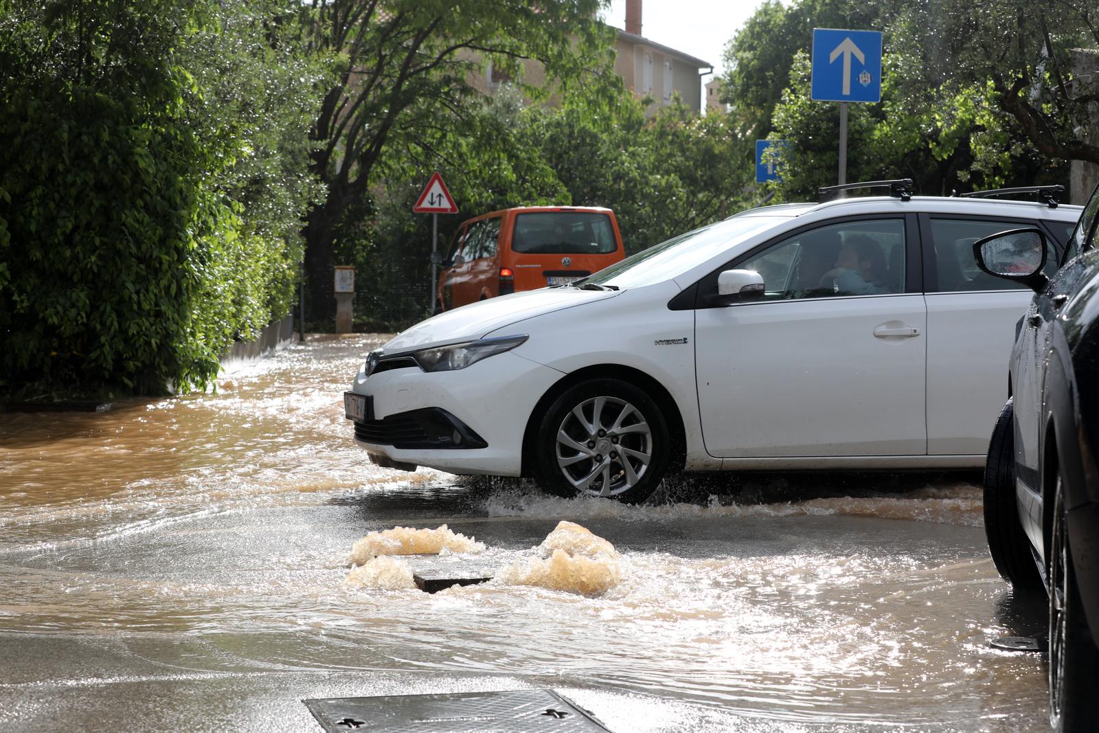Potopljene ulice Medulina nakon jakog nevremena Potopljene ulice Medulina nakon jakog nevremena