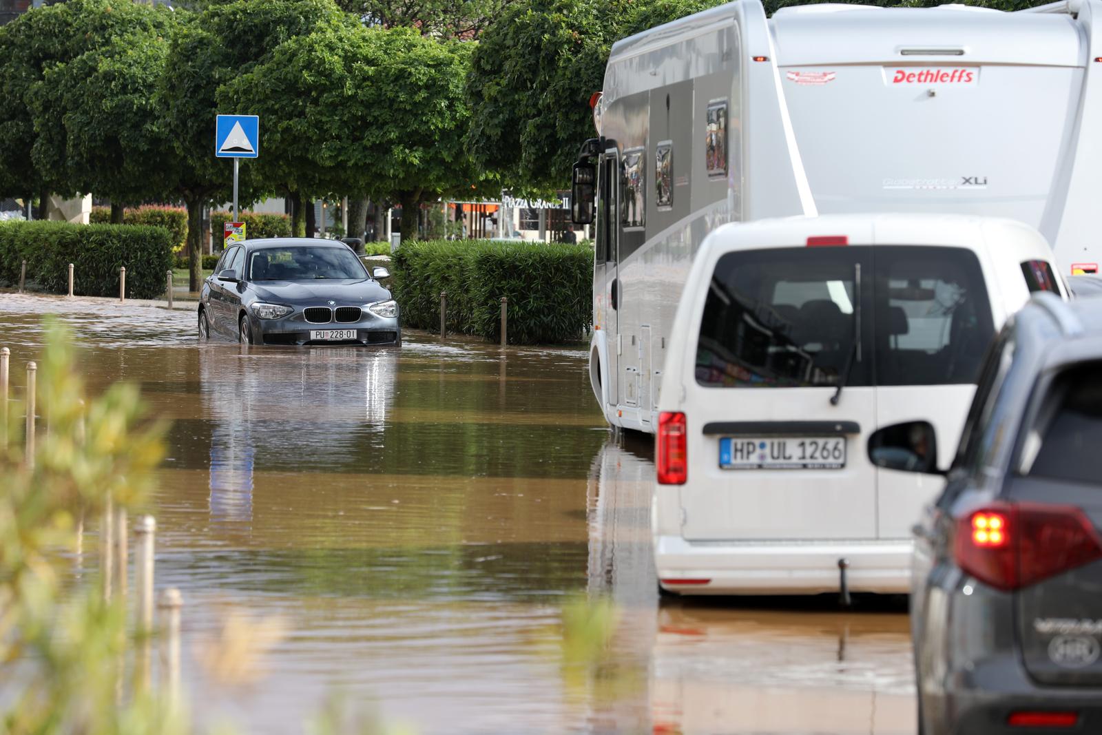 Potopljene ulice Medulina nakon jakog nevremena Potopljene ulice Medulina nakon jakog nevremena