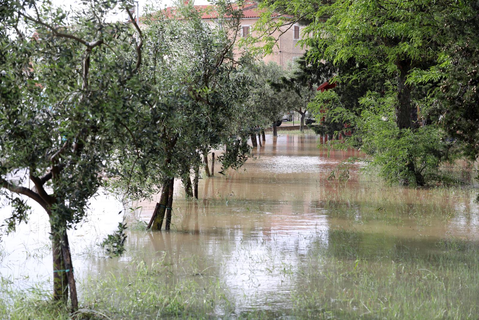 Potopljene ulice Medulina nakon jakog nevremena Potopljene ulice Medulina nakon jakog nevremena