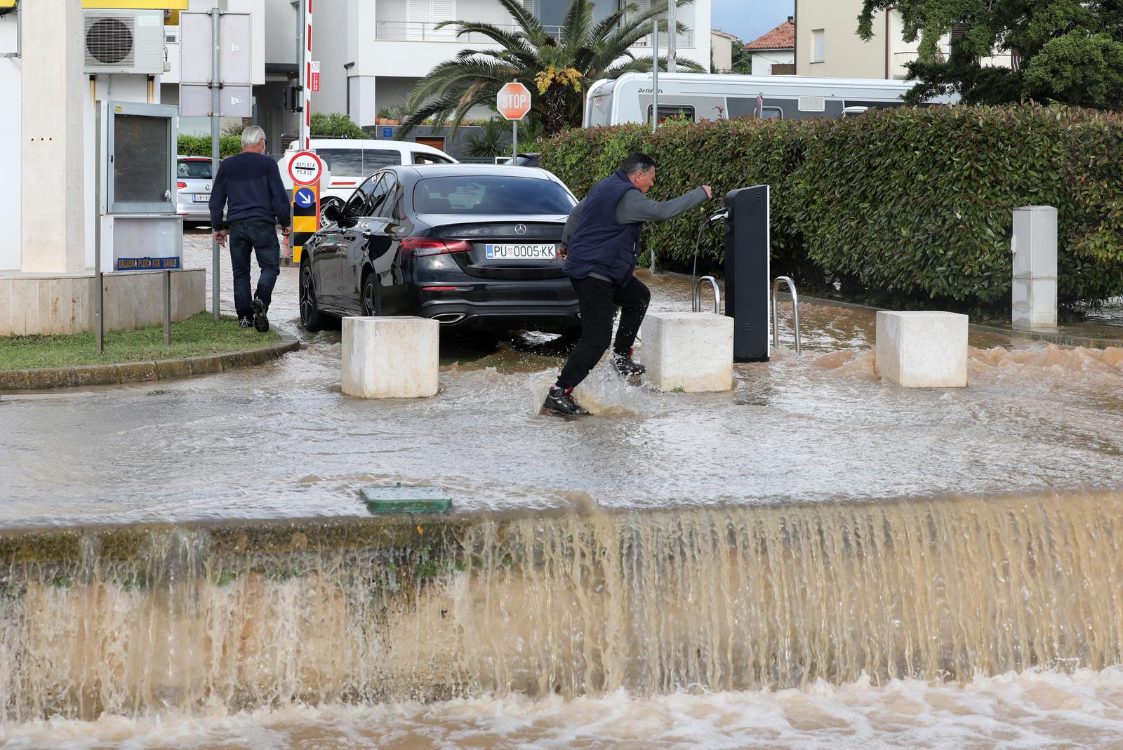 Potopljene ulice Medulina nakon jakog nevremena Potopljene ulice Medulina nakon jakog nevremena
