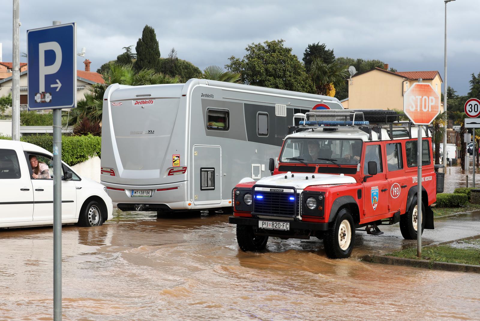 Potopljene ulice Medulina nakon jakog nevremena Potopljene ulice Medulina nakon jakog nevremena