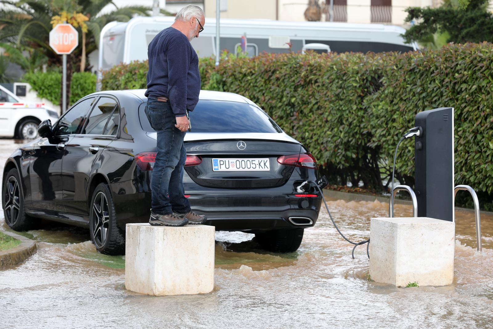 Potopljene ulice Medulina nakon jakog nevremena Potopljene ulice Medulina nakon jakog nevremena