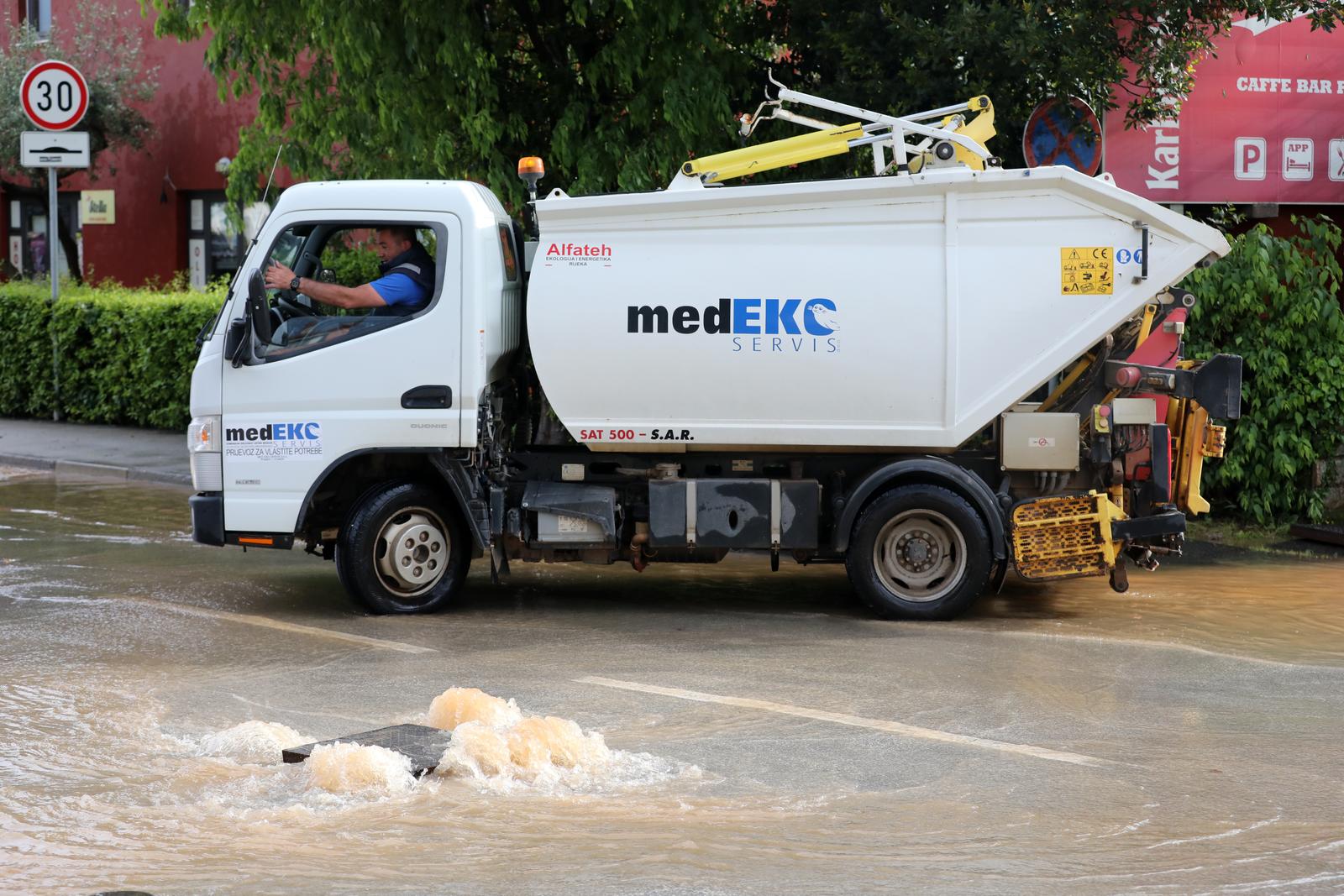 Potopljene ulice Medulina nakon jakog nevremena Potopljene ulice Medulina nakon jakog nevremena