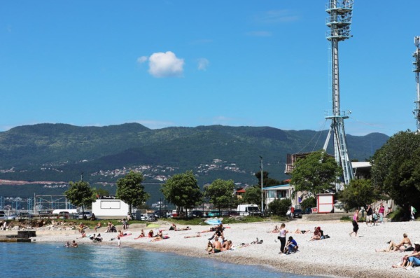 Rijeka:  Kupači uživaju na plaži Kantrida