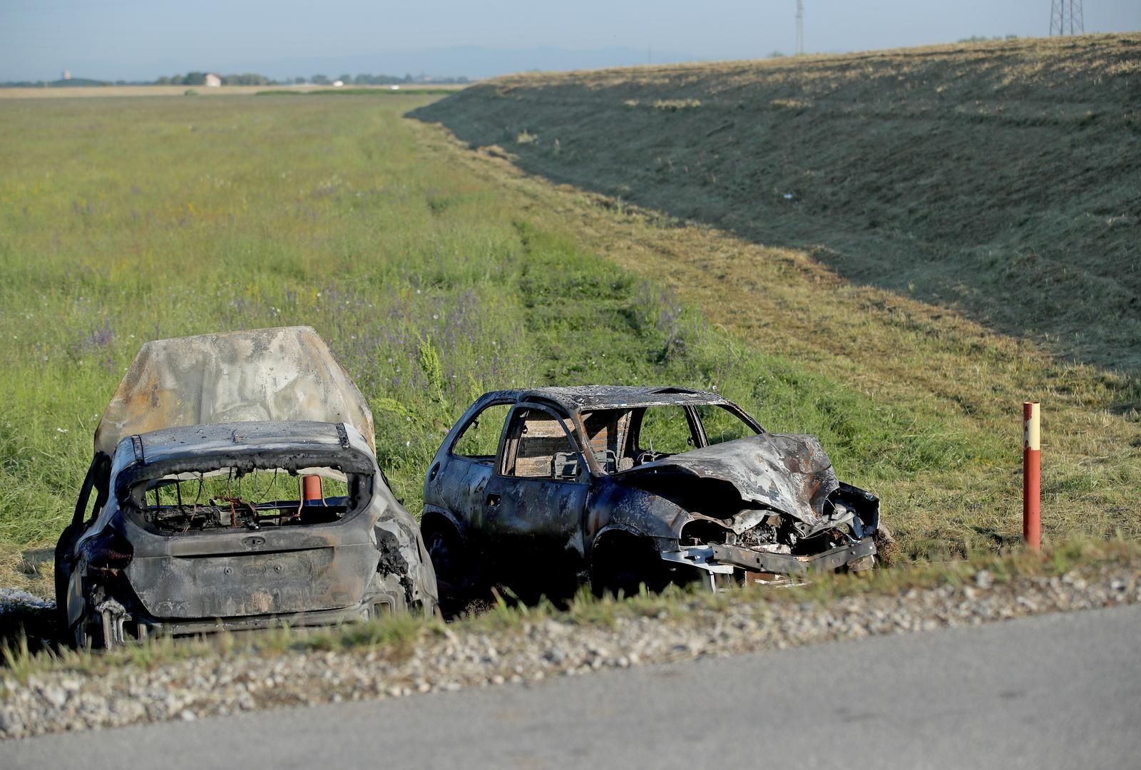 Zagreb: Policijski očevid uz dva zapaljena automobila u Odranskom Obrežu