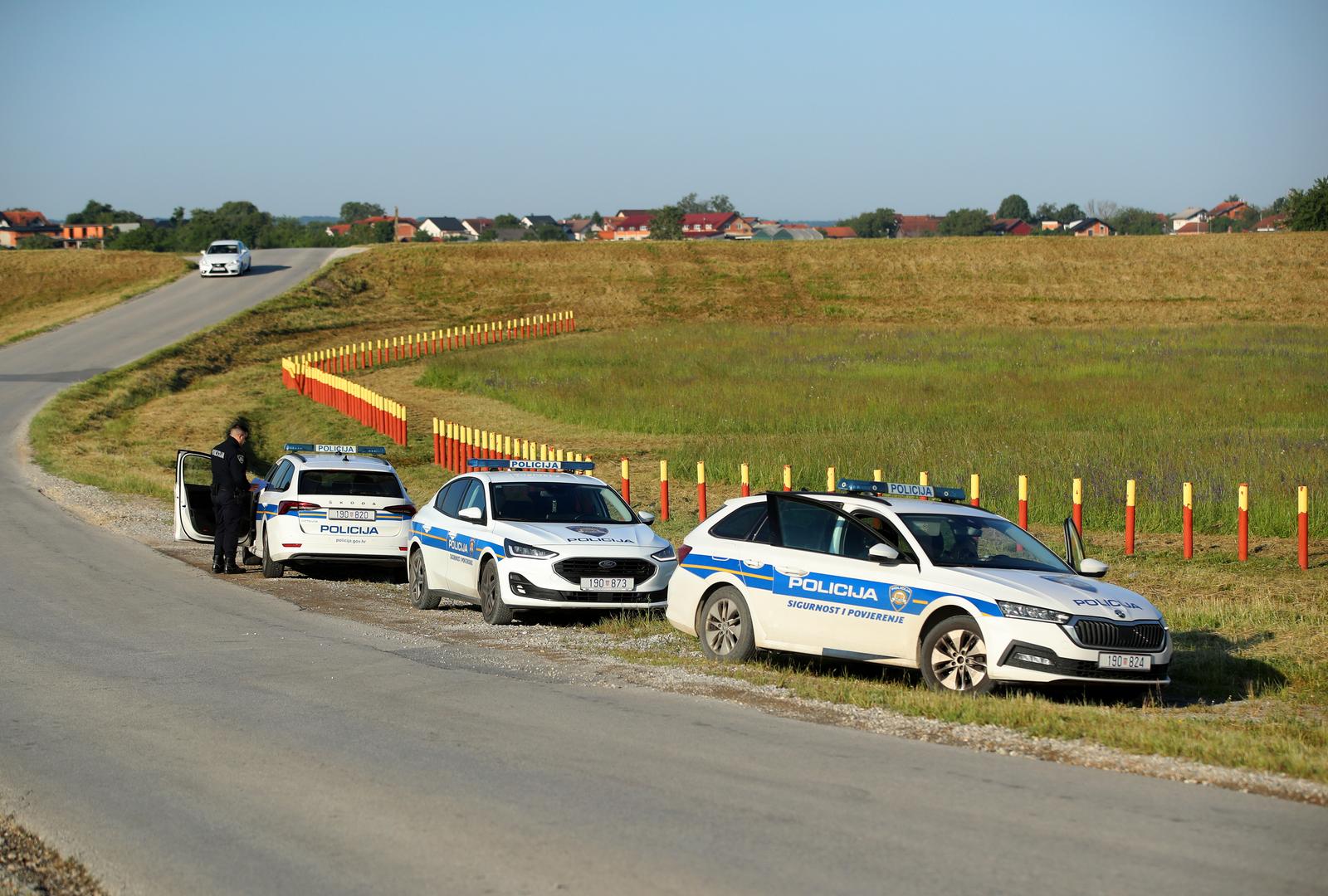 Zagreb: Policijski očevid uz dva zapaljena automobila u Odranskom Obrežu