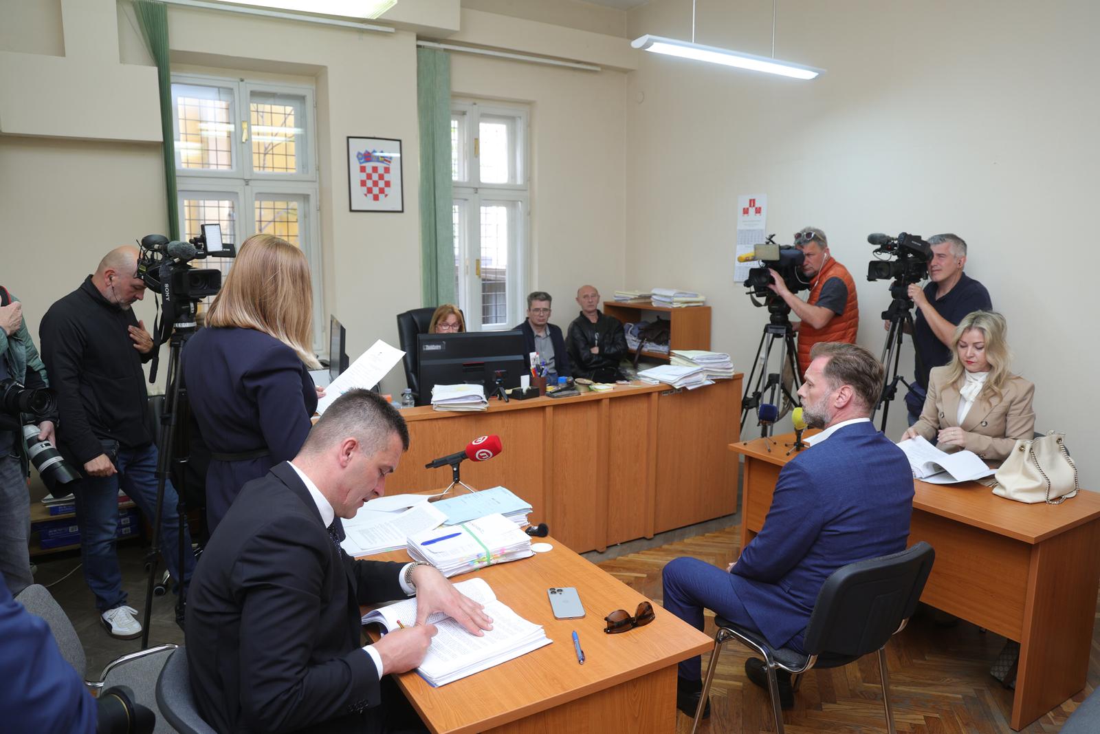 U Vinkovcima započelo suđenje Mariju Banožiću za izazivanje prometne nesreće u kojoj je poginula jedna osoba U Vinkovcima započelo suđenje Mariju Banožiću za izazivanje prometne nesreće u kojoj je poginula jedna osoba