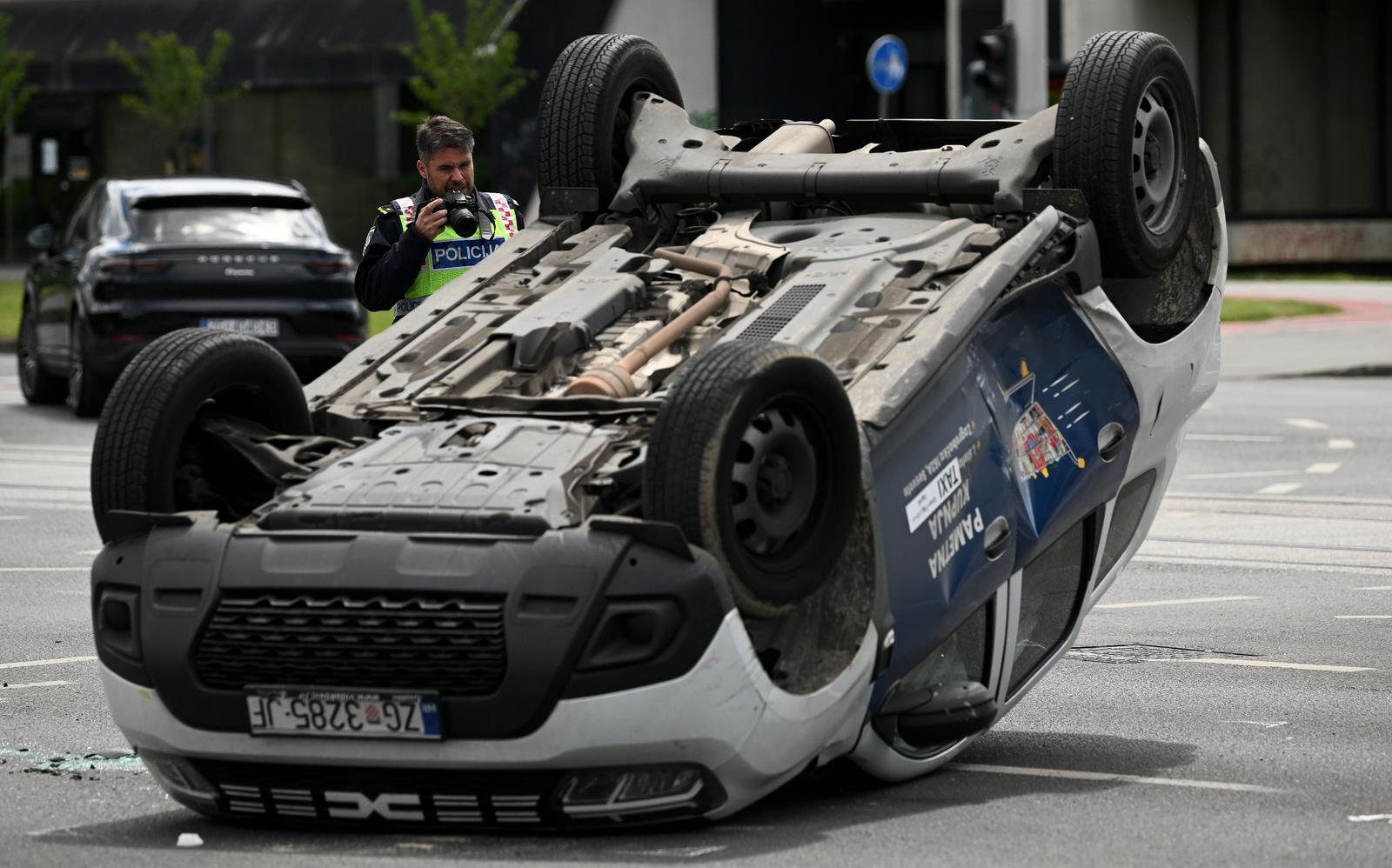 Zagreb: Prometna nesreća dva automobila, jedan  završio na krovu