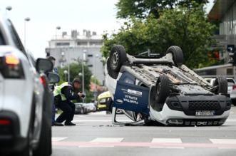 Zagreb: Prometna nesreća dva automobila, jedan  završio na krovu
