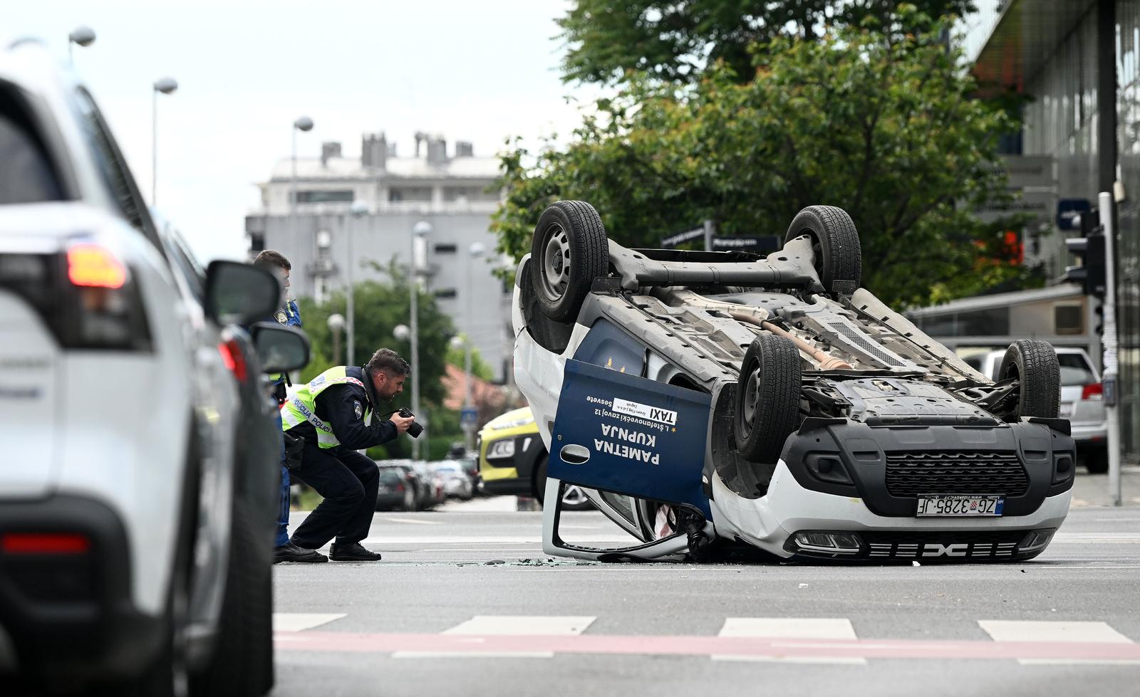 Zagreb: Prometna nesreća dva automobila, jedan  završio na krovu