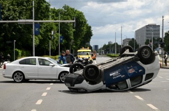 Zagreb: Prometna nesreća dva automobila, jedan  završio na krovu