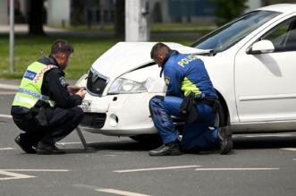 Zagreb: Prometna nesreća dva automobila, jedan  završio na krovu