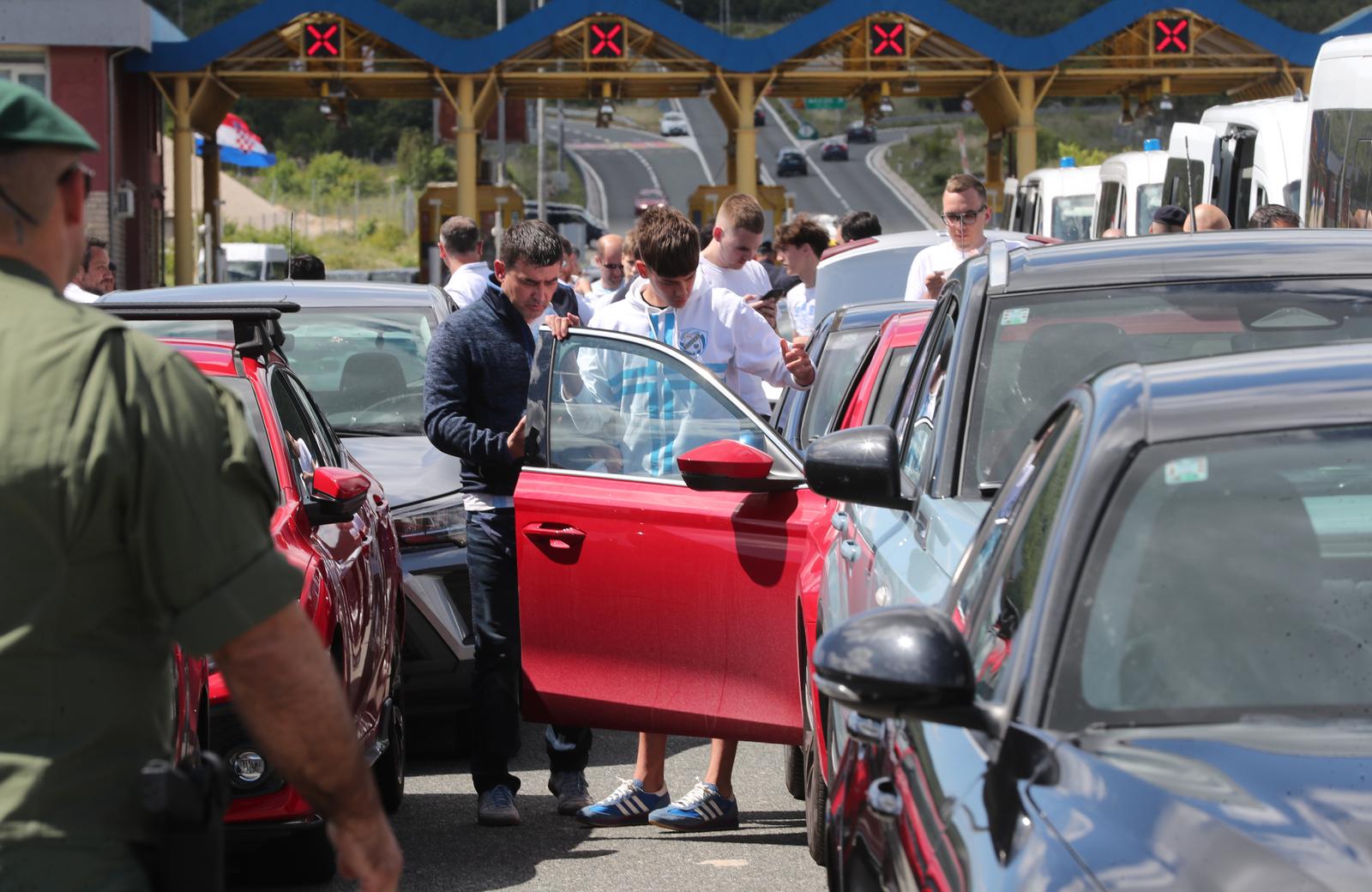 Navijači Rijeke na izlazu Dugopolje uz policijsku pratnju nastavljaju prema Poljudu Navijači Rijeke na izlazu Dugopolje uz policijsku pratnju nastavljaju prema Poljudu