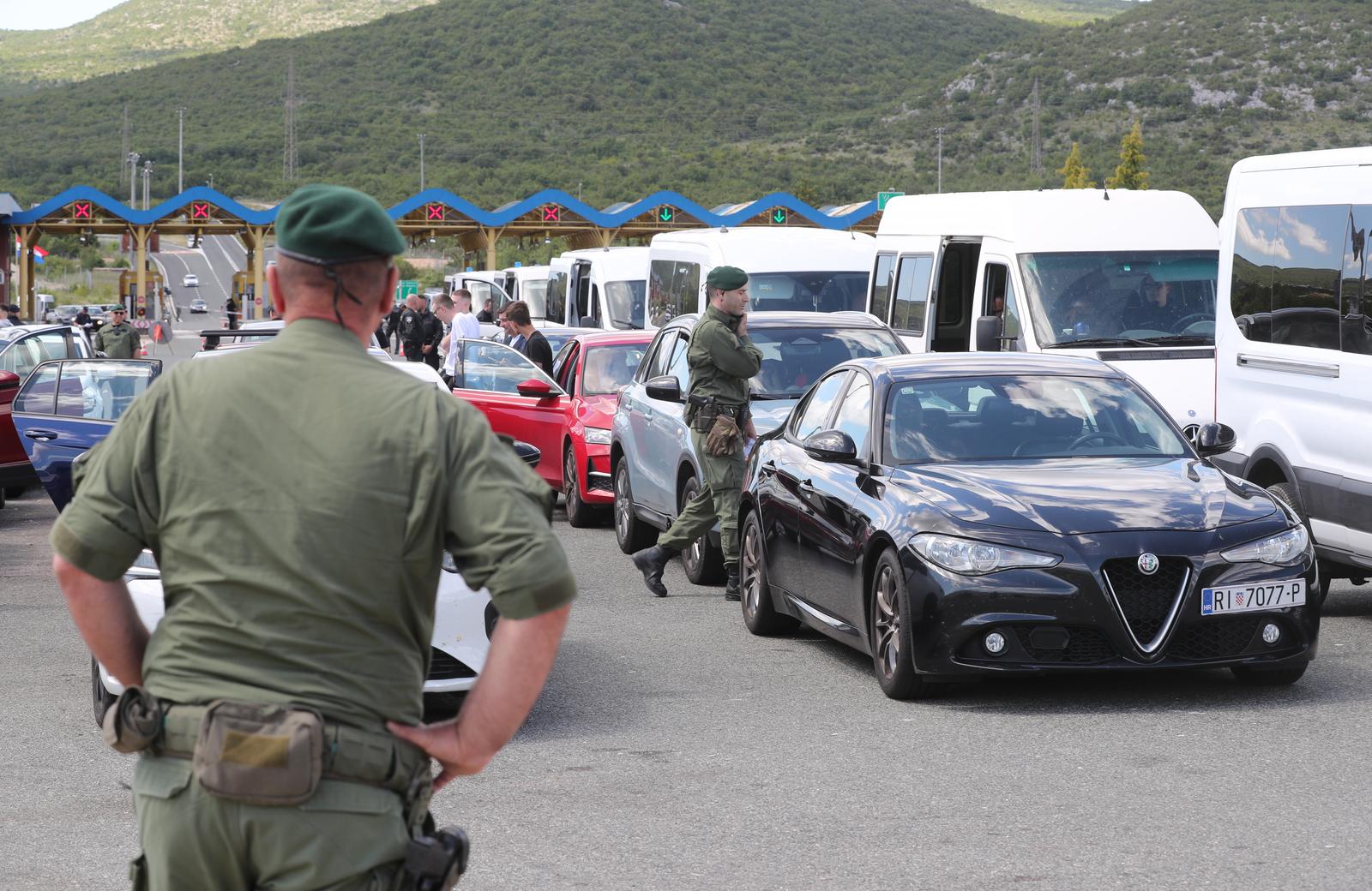 Navijači Rijeke na izlazu Dugopolje uz policijsku pratnju nastavljaju prema Poljudu Navijači Rijeke na izlazu Dugopolje uz policijsku pratnju nastavljaju prema Poljudu