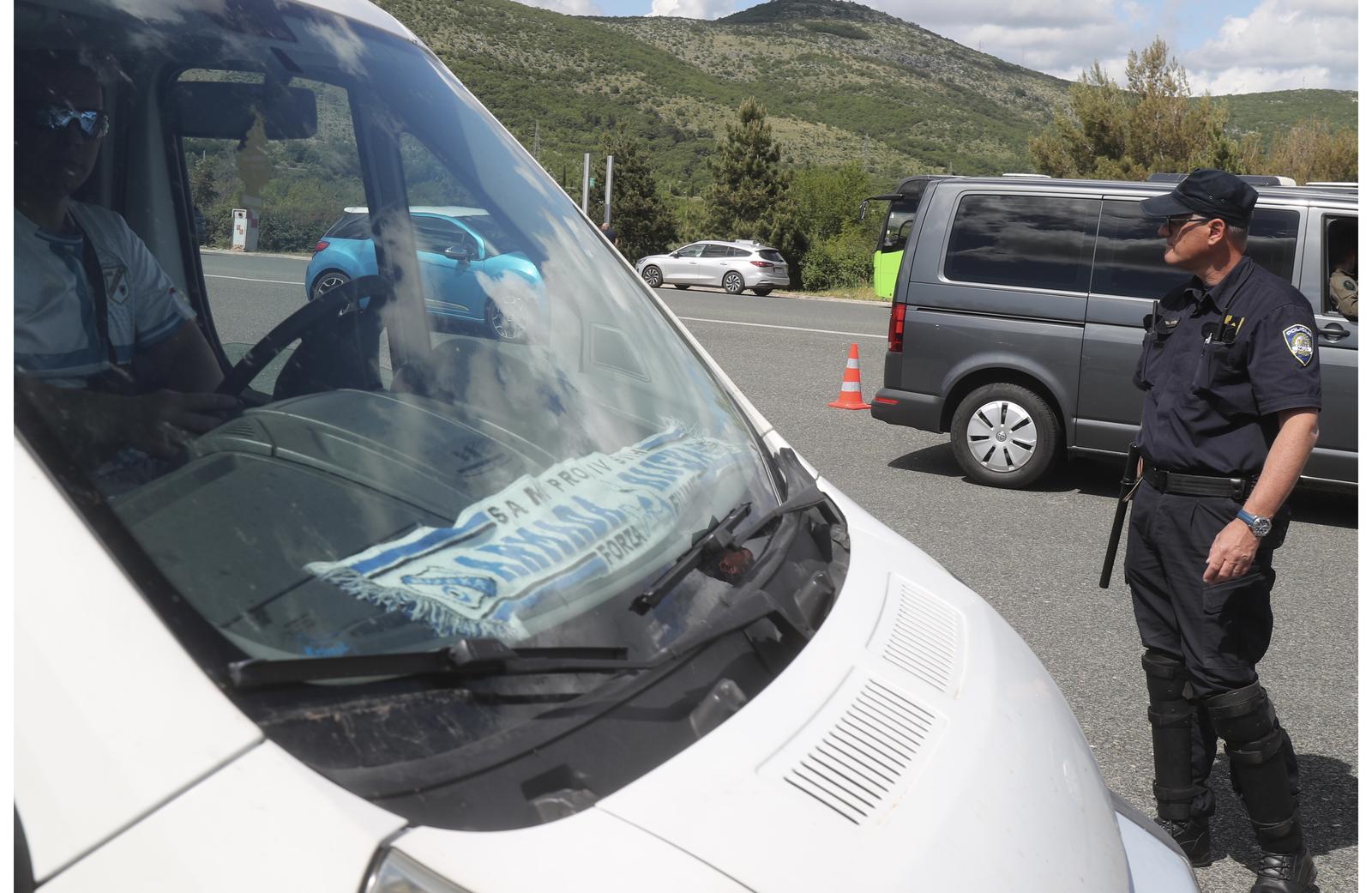 Navijači Rijeke na izlazu Dugopolje uz policijsku pratnju nastavljaju prema Poljudu Navijači Rijeke na izlazu Dugopolje uz policijsku pratnju nastavljaju prema Poljudu