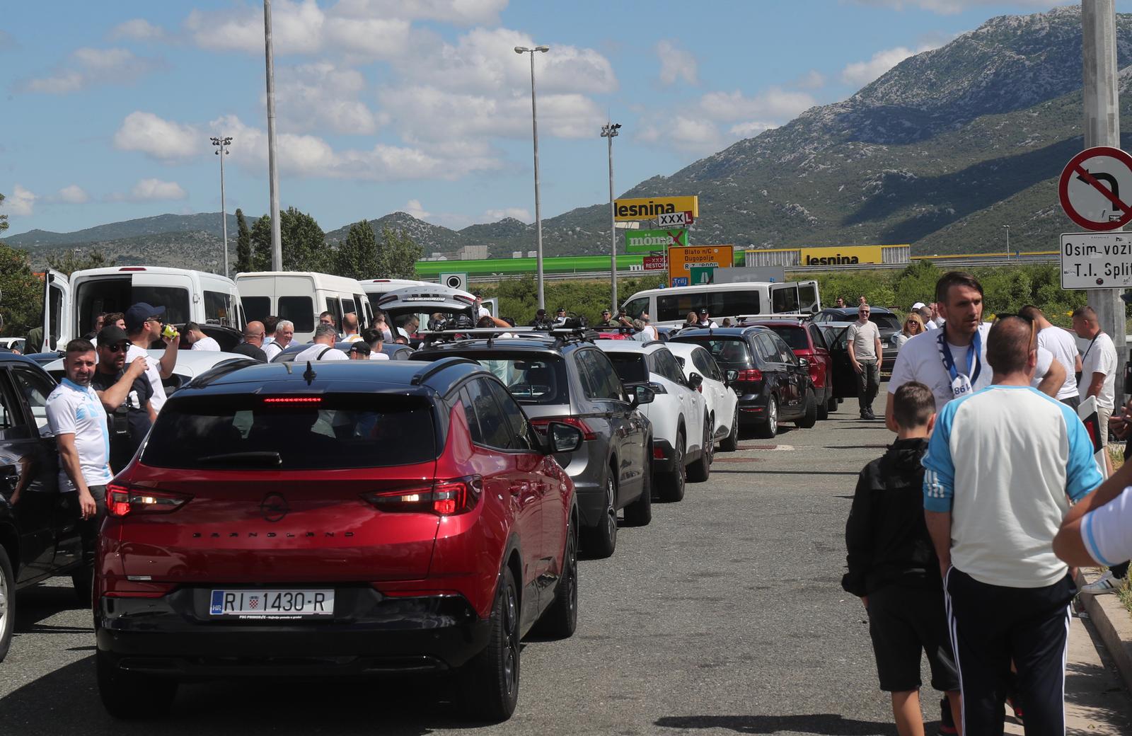 Navijači Rijeke na izlazu Dugopolje uz policijsku pratnju nastavljaju prema Poljudu Navijači Rijeke na izlazu Dugopolje uz policijsku pratnju nastavljaju prema Poljudu